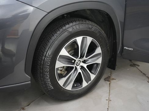 Used 2024 Toyota Highlander XLE image 26