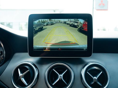 Used 2020 Mercedes-Benz GLA 250 4MATIC w/ Premium Package image 15