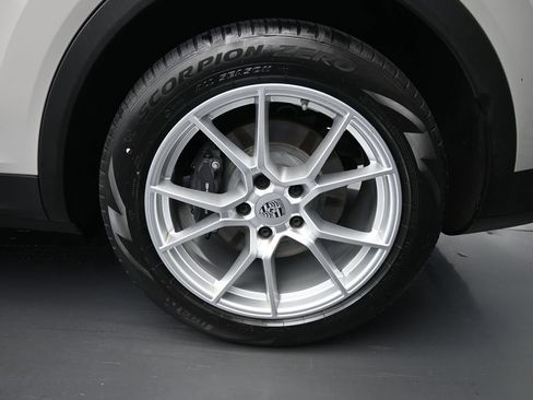 Certified 2024 Porsche Cayenne image 9