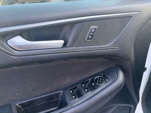 Used 2018 Ford Edge SE FWD image 18