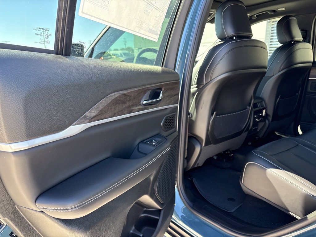 New 2027 Jeep Grand Cherokee Limited AWD/4WD image 16