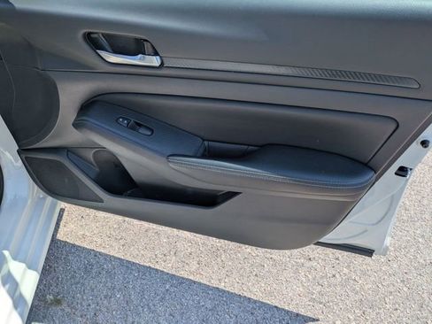 Used 2025 Nissan Altima 2.5 SV FWD image 30