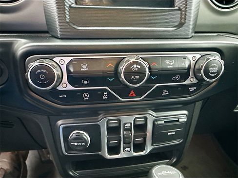 Used 2023 Jeep Gladiator Willys image 13