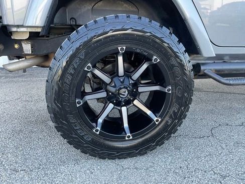 Used 2017 Jeep Wrangler Unlimited Sahara w/ Connectivity Group AWD/4WD image 12