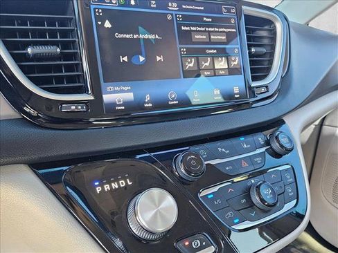 Used 2021 Chrysler Pacifica Touring-L FWD image 14