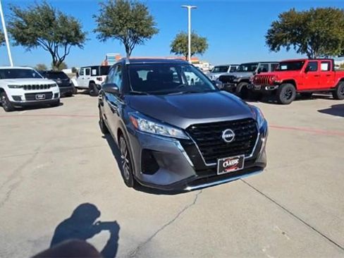Used 2024 Nissan Kicks SV image 2