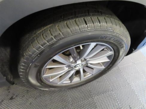 Used 2019 Toyota Highlander XLE image 10