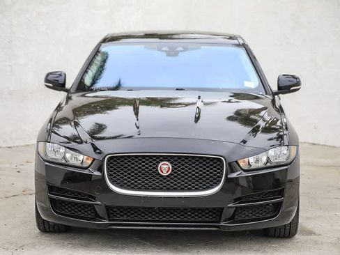 Used 2018 Jaguar XE Premium AWD/4WD image 2
