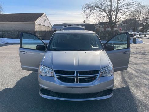 Used 2018 Dodge Grand Caravan SE w/ UConnect Hands-Free Group image 29