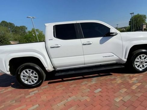 Used 2025 Toyota Tacoma SR5 w/ SR5 Upgrade Package AWD/4WD image 2