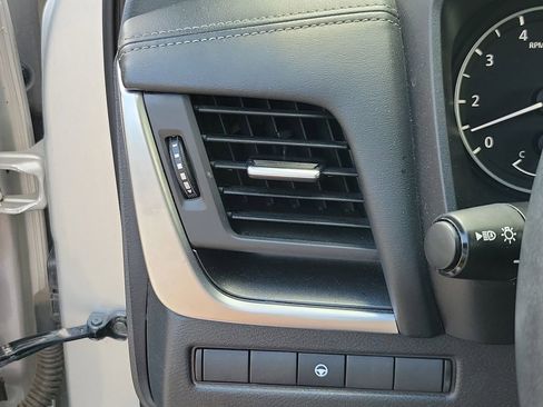 Used 2025 Nissan Rogue SV AWD/4WD image 32