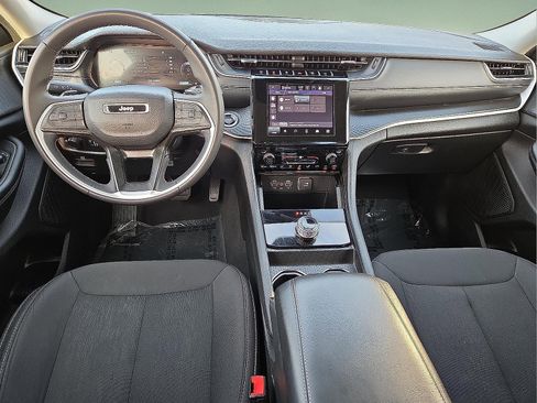 Used 2024 Jeep Grand Cherokee Laredo image 11