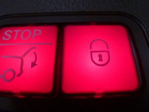 Used 2020 Mercedes-Benz GLB 250 4MATIC w/ Premium Package image 32