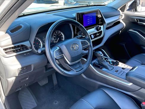 Certified 2024 Toyota Highlander XLE image 17
