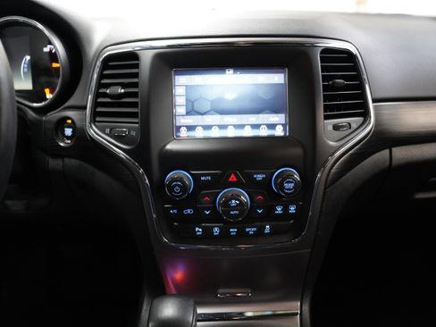 Used 2019 Jeep Grand Cherokee Laredo image 22