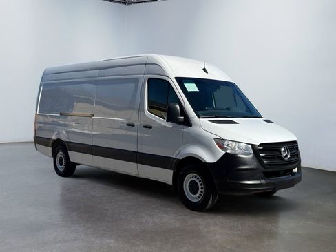 Used 2024 Mercedes-Benz Sprinter 2500 image 3