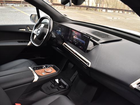 Used 2022 BMW iX xDrive50 w/ Premium Package image 30