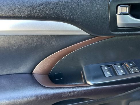 Used 2017 Toyota Highlander XLE AWD/4WD image 11