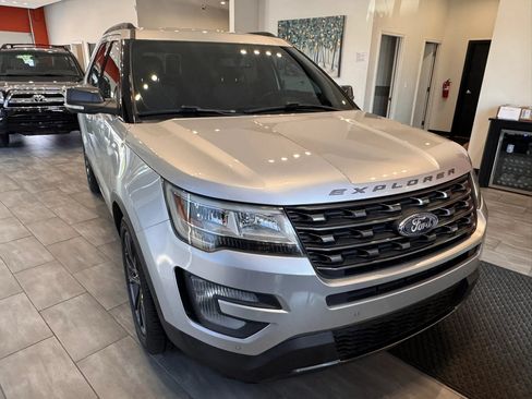 Used 2017 Ford Explorer XLT w/ Equipment Group 202A FWD image 1