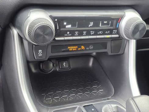 Used 2021 Toyota RAV4 LE image 16
