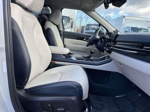 Used 2025 Kia Carnival SX Prestige image 28