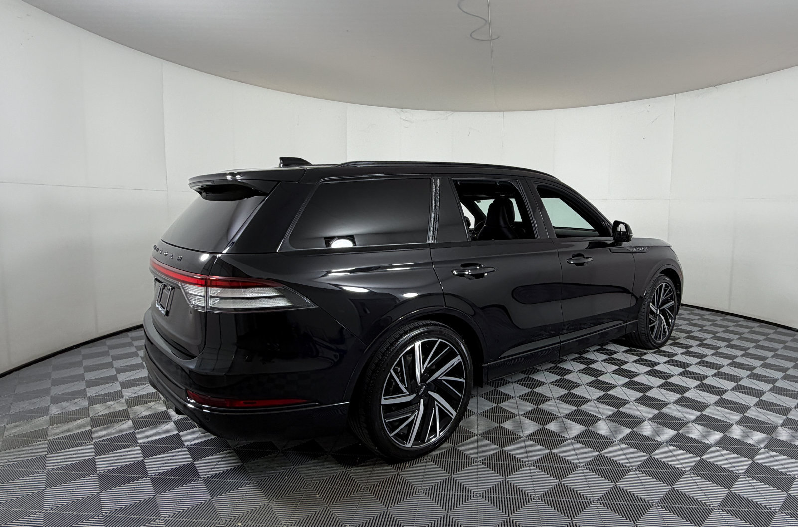 Used 2025 Lincoln Aviator Black Label w/ Jet Appearance Package AWD/4WD image 4