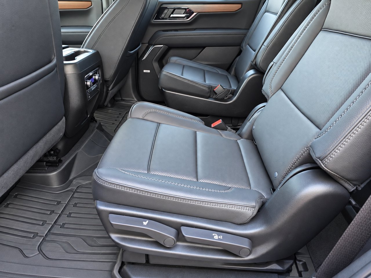 Used 2025 GMC Yukon Denali AWD/4WD image 27