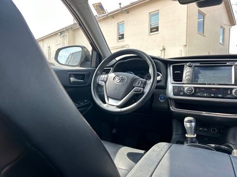 Used 2019 Toyota Highlander XLE image 17