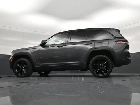Used 2023 Jeep Grand Cherokee Altitude AWD/4WD image 24
