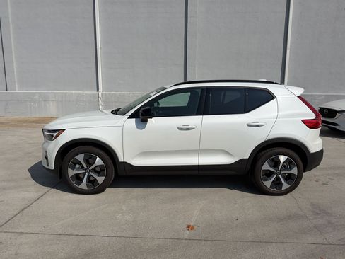 Used 2026 Volvo XC40 B5 Plus w/ Climate Package AWD/4WD image 2