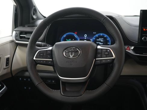 Used 2025 Toyota Sienna Platinum AWD/4WD image 20