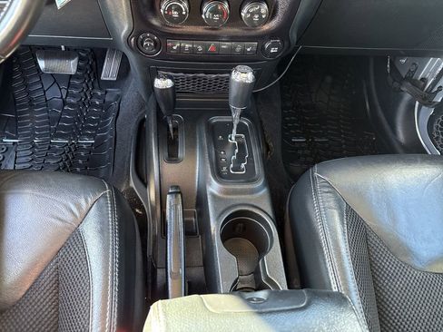 Used 2017 Jeep Wrangler Unlimited Sahara image 19