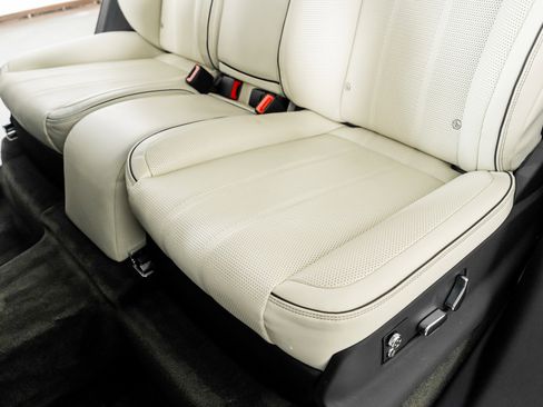 Used 2023 Bentley Bentayga Extended Wheelbase image 31