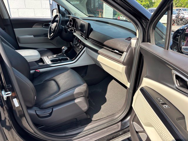 Used 2023 Kia Carnival LX FWD image 8