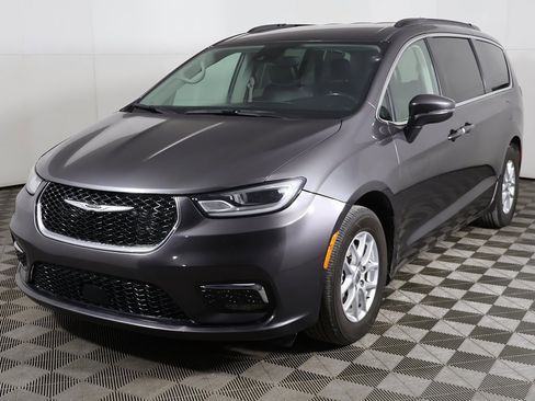 Used 2022 Chrysler Pacifica Touring-L image 9