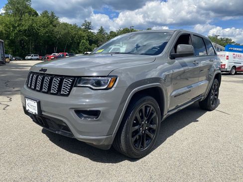 Used 2022 Jeep Grand Cherokee Laredo X AWD/4WD image 1