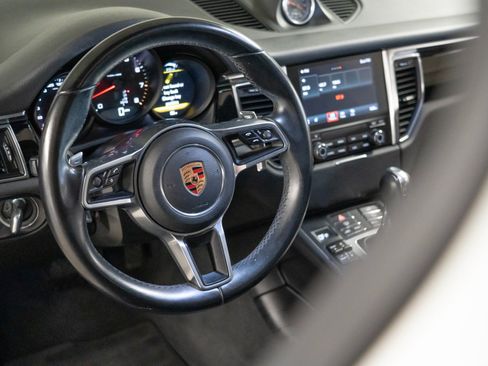 Certified 2018 Porsche Macan AWD/4WD image 15