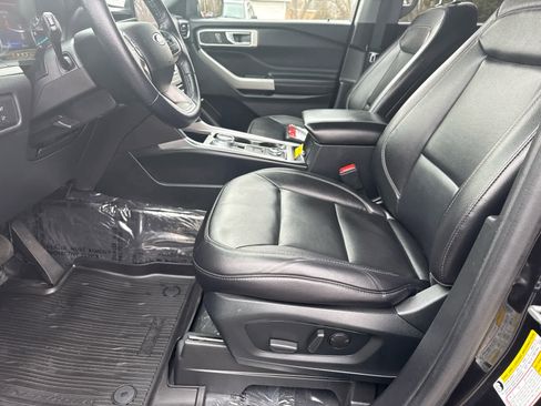 Used 2021 Ford Explorer XLT w/ Equipment Group 202A image 11