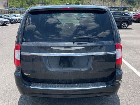 Used 2016 Chrysler Town & Country Touring FWD image 14