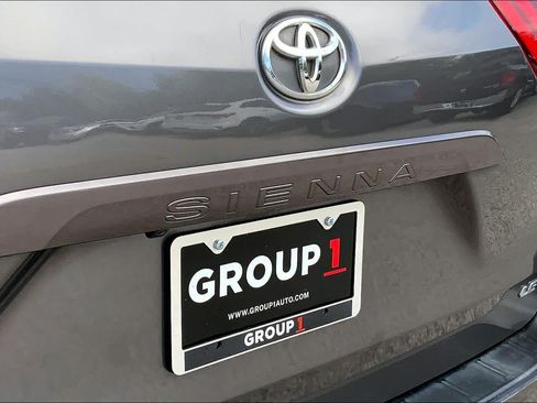 Used 2018 Toyota Sienna LE FWD image 30
