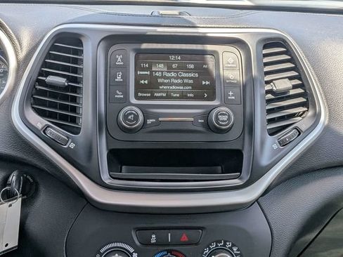 Used 2018 Jeep Cherokee Latitude FWD image 18