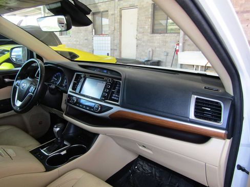 Used 2018 Toyota Highlander Limited Platinum FWD image 12