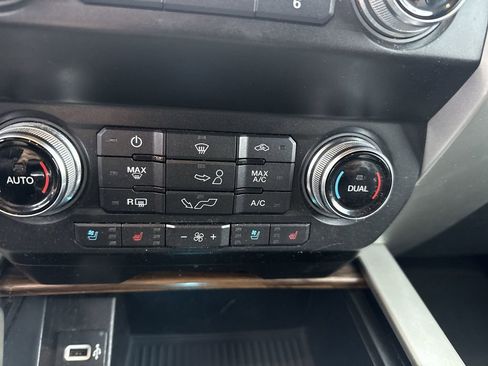 Used 2019 Ford F150 Lariat w/ Equipment Group 502A Luxury AWD/4WD image 32