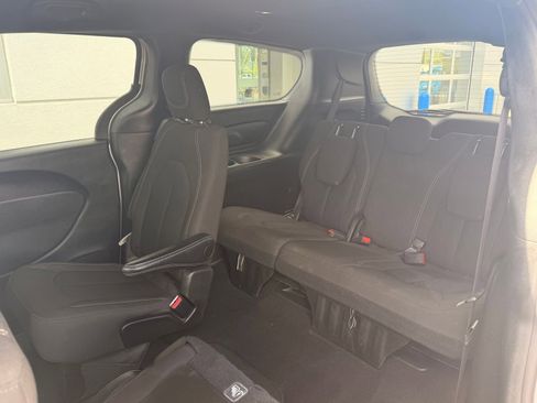 Used 2024 Chrysler Pacifica Touring image 10