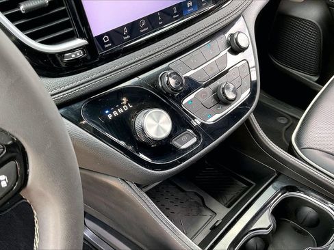 Used 2025 Chrysler Pacifica Limited FWD image 33