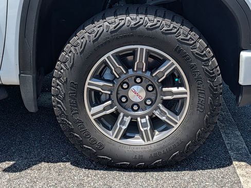 Used 2024 GMC Sierra 1500 AT4 w/ Technology Package AWD/4WD image 14