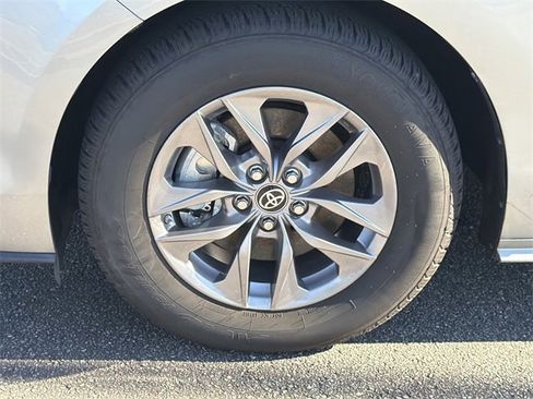 Used 2021 Toyota Sienna XLE image 11