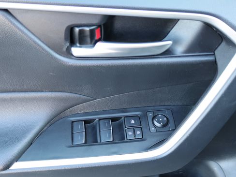 Used 2025 Toyota RAV4 XLE FWD image 17