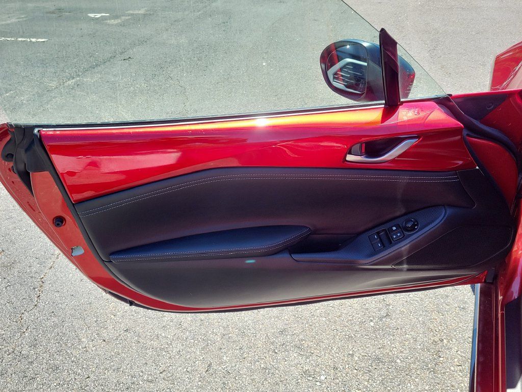 Used 2025 MAZDA MX-5 Miata RF Club RWD image 9