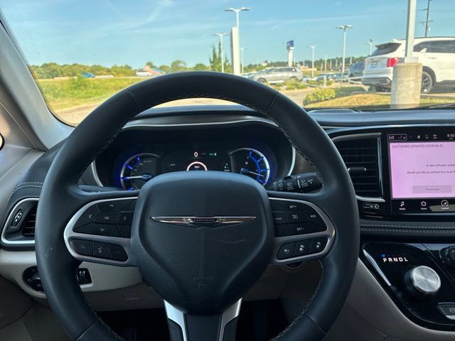 Used 2023 Chrysler Pacifica Touring-L FWD image 6